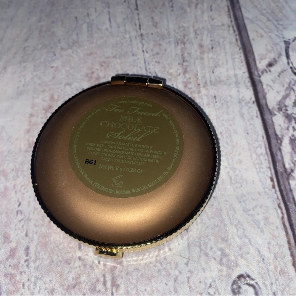Too Faced Chocolate Soleil Matte Bronzer Milk Chocolate Gold Compact - Picture 3 of 6